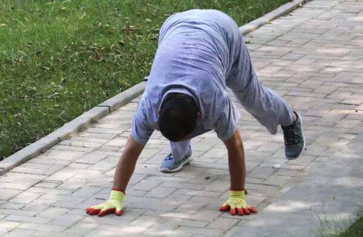 中国の公園に備え付けの健康遊具(器具?)について